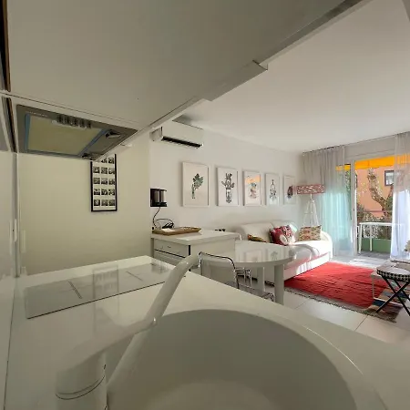 Renovated Centre Banane Balcon Apartment