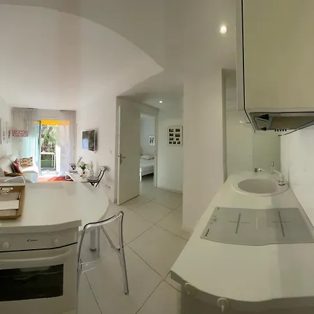 Renovated Centre Banane Balcon Apartment